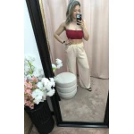 O Conjunto Bege Leveza Urbana é composto por colete sem mangas e calça com elástico e bolsos, em tecido fino e leve. Ideal para um look descontraído e elegante nos dias quentes.