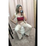 O Conjunto Bege Leveza Urbana é composto por colete sem mangas e calça com elástico e bolsos, em tecido fino e leve. Ideal para um look descontraído e elegante nos dias quentes.
