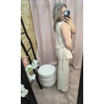 O Conjunto Bege Leveza Urbana é composto por colete sem mangas e calça com elástico e bolsos, em tecido fino e leve. Ideal para um look descontraído e elegante nos dias quentes.
