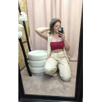 O Conjunto Bege Leveza Urbana é composto por colete sem mangas e calça com elástico e bolsos, em tecido fino e leve. Ideal para um look descontraído e elegante nos dias quentes.
