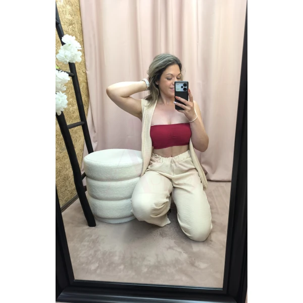 O Conjunto Bege Leveza Urbana é composto por colete sem mangas e calça com elástico e bolsos, em tecido fino e leve. Ideal para um look descontraído e elegante nos dias quentes.