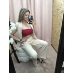 O Conjunto Bege Leveza Urbana é composto por colete sem mangas e calça com elástico e bolsos, em tecido fino e leve. Ideal para um look descontraído e elegante nos dias quentes.