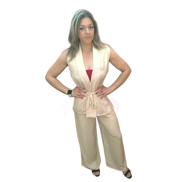 Conjunto Bege Leveza Urbana com colete sem mangas e calça fluida com bolsos