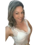 Mulher a usar o Top Renda Elegance em diferentes cores com detalhes em renda floral e copas embutidas.