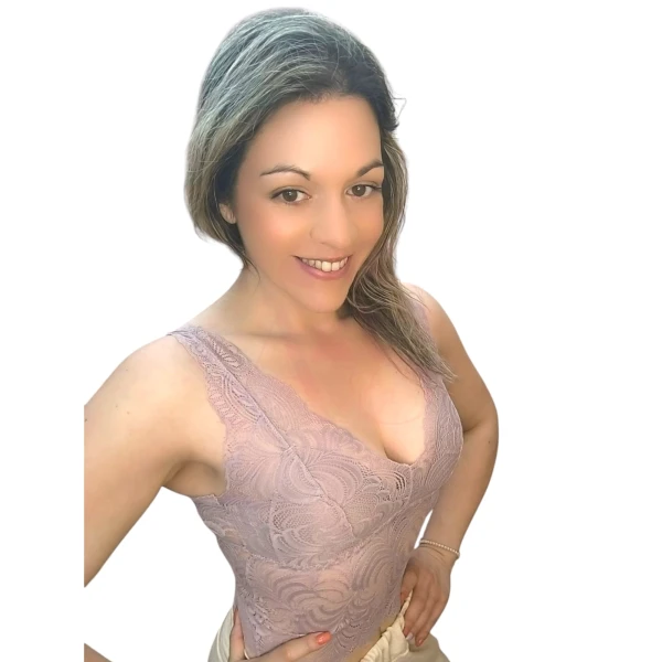 Mulher a usar o Top Renda Elegance em diferentes cores com detalhes em renda floral e copas embutidas.