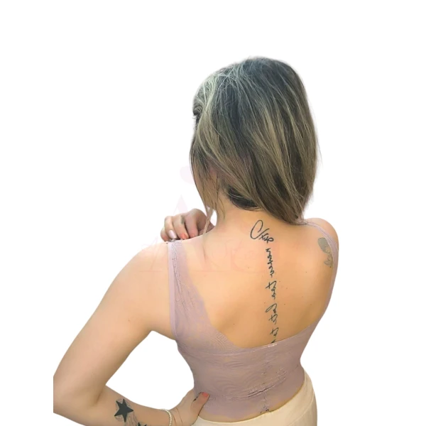 Mulher a usar o Top Renda Elegance em diferentes cores com detalhes em renda floral e copas embutidas.