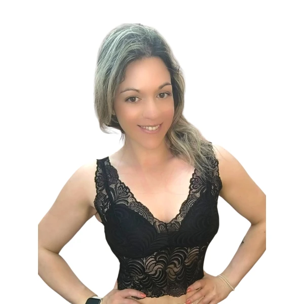 Mulher a usar o Top Renda Elegance em diferentes cores com detalhes em renda floral e copas embutidas.
