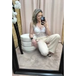 Mulher a usar o Top Renda Elegance em diferentes cores com detalhes em renda floral e copas embutidas.