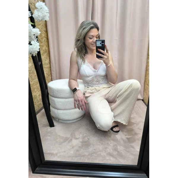 Mulher a usar o Top Renda Elegance em diferentes cores com detalhes em renda floral e copas embutidas.