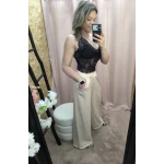 Mulher a usar o Top Renda Elegance em diferentes cores com detalhes em renda floral e copas embutidas.