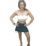 Mulher a usar mini-jupe esprit plage em várias cores com detalhe de laçada lateral