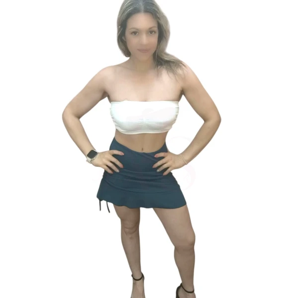 Mulher a usar mini-jupe esprit plage em várias cores com detalhe de laçada lateral