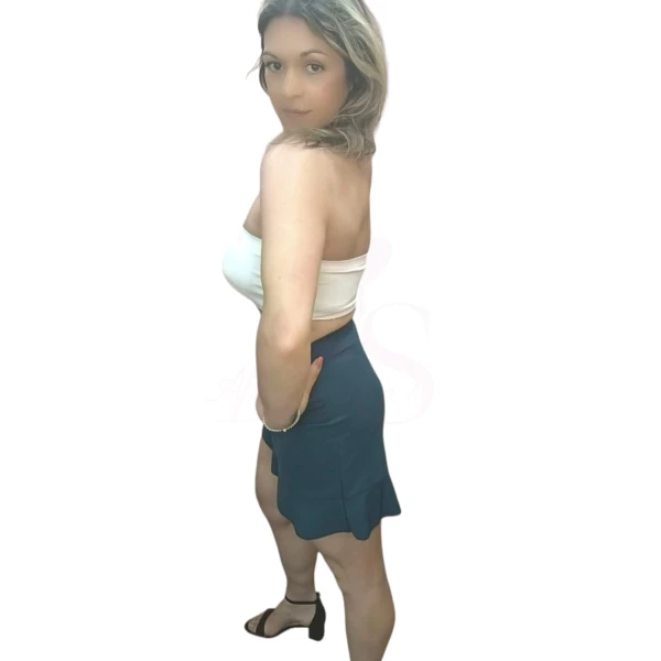 Mulher a usar mini-jupe esprit plage em várias cores com detalhe de laçada lateral