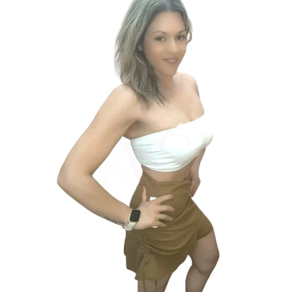Mulher a usar mini-jupe esprit plage em várias cores com detalhe de laçada lateral