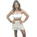 Mulher a usar mini-jupe esprit plage em várias cores com detalhe de laçada lateral