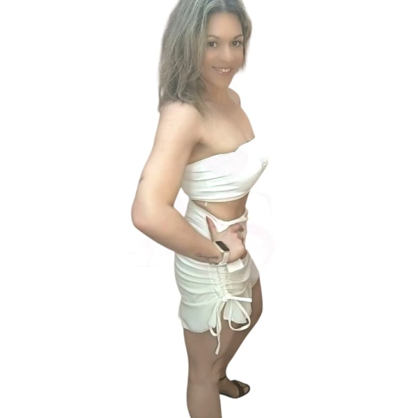 Mulher a usar mini-jupe esprit plage em várias cores com detalhe de laçada lateral
