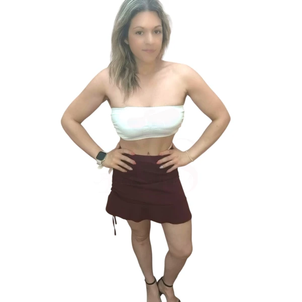 Mulher a usar mini-jupe esprit plage em várias cores com detalhe de laçada lateral