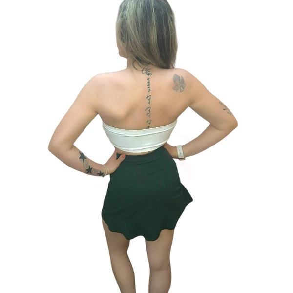 Mulher a usar mini-jupe esprit plage em várias cores com detalhe de laçada lateral
