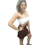 Mulher a usar mini-jupe esprit plage em várias cores com detalhe de laçada lateral