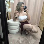Mulher a usar mini-jupe esprit plage em várias cores com detalhe de laçada lateral