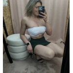 Mulher a usar mini-jupe esprit plage em várias cores com detalhe de laçada lateral
