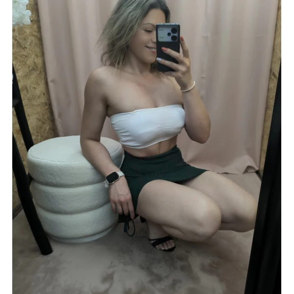 Mulher a usar mini-jupe esprit plage em várias cores com detalhe de laçada lateral