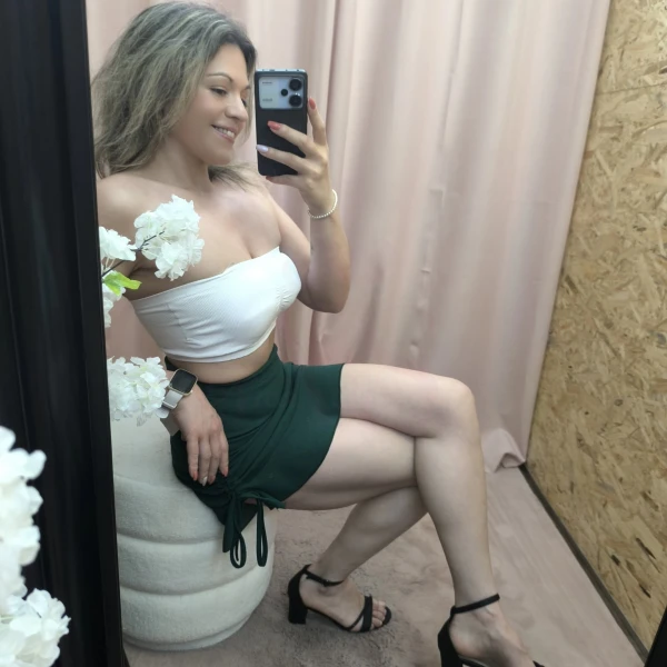 Mulher a usar mini-jupe esprit plage em várias cores com detalhe de laçada lateral