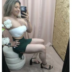 Mulher a usar mini-jupe esprit plage em várias cores com detalhe de laçada lateral