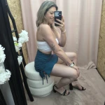 Mulher a usar mini-jupe esprit plage em várias cores com detalhe de laçada lateral