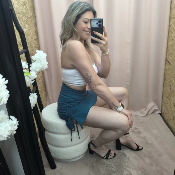 Mulher a usar mini-jupe esprit plage em várias cores com detalhe de laçada lateral