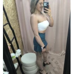 Mulher a usar mini-jupe esprit plage em várias cores com detalhe de laçada lateral