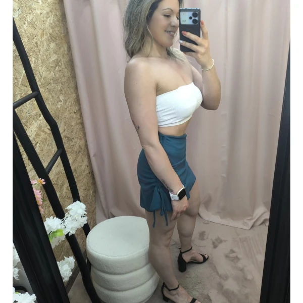 Mulher a usar mini-jupe esprit plage em várias cores com detalhe de laçada lateral