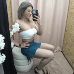 Mulher a usar mini-jupe esprit plage em várias cores com detalhe de laçada lateral