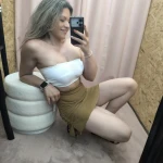 Mulher a usar mini-jupe esprit plage em várias cores com detalhe de laçada lateral