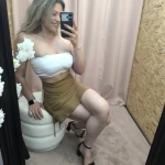 Mulher a usar mini-jupe esprit plage em várias cores com detalhe de laçada lateral