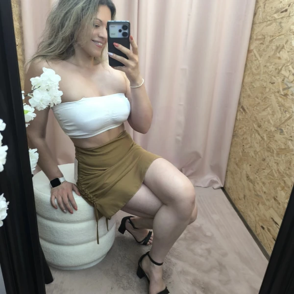 Mulher a usar mini-jupe esprit plage em várias cores com detalhe de laçada lateral