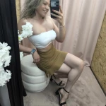Mulher a usar mini-jupe esprit plage em várias cores com detalhe de laçada lateral
