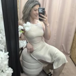 Vestido Sensual Contorno Chic em malha canelada com alças cruzadas nas costas.