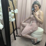 Vestido Sensual Contorno Chic em malha canelada com alças cruzadas nas costas.