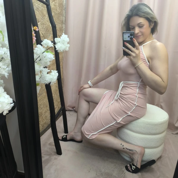 Vestido Sensual Contorno Chic em malha canelada com alças cruzadas nas costas.