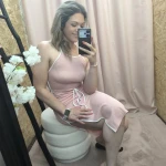 Vestido Sensual Contorno Chic em malha canelada com alças cruzadas nas costas.