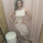 Vestido Sensual Contorno Chic em malha canelada com alças cruzadas nas costas.