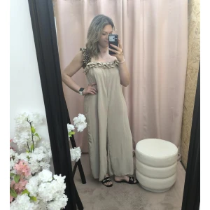 Combinaison élégante beige à volants com alças de padrão animal print e cinto entrançado