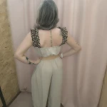 Combinaison élégante beige à volants com alças de padrão animal print e cinto entrançado.