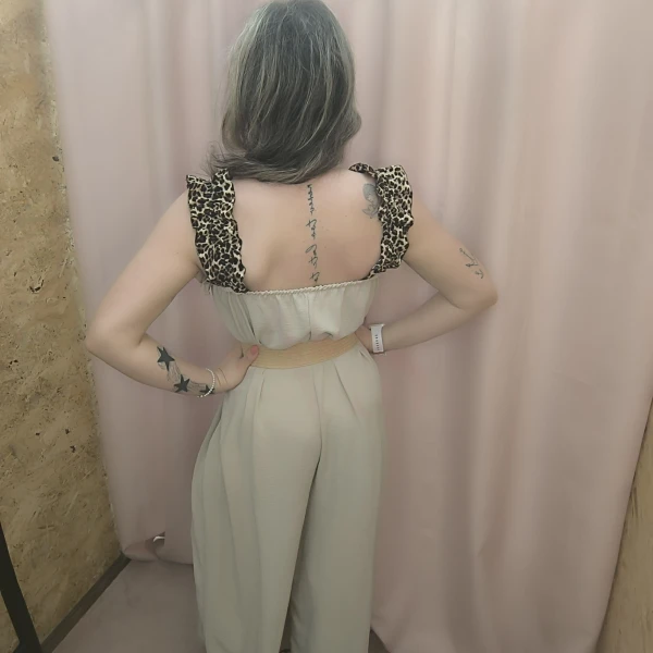Combinaison élégante beige à volants com alças de padrão animal print e cinto entrançado.