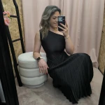 Mulher a usar o vestido Dress Divine Pleats em rosa fúcsia e preto com corte assimétrico e plissado.
