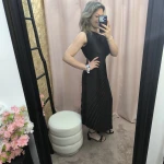 Mulher a usar o vestido Dress Divine Pleats em rosa fúcsia e preto com corte assimétrico e plissado.