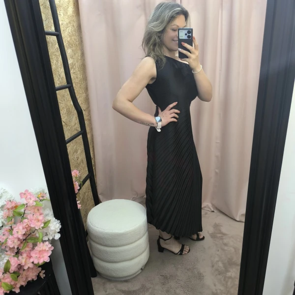 Mulher a usar o vestido Dress Divine Pleats em rosa fúcsia e preto com corte assimétrico e plissado.