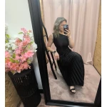 Mulher a usar o vestido Dress Divine Pleats em rosa fúcsia e preto com corte assimétrico e plissado.