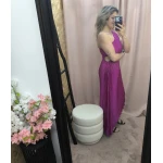 Mulher a usar o vestido Dress Divine Pleats em rosa fúcsia e preto com corte assimétrico e plissado.